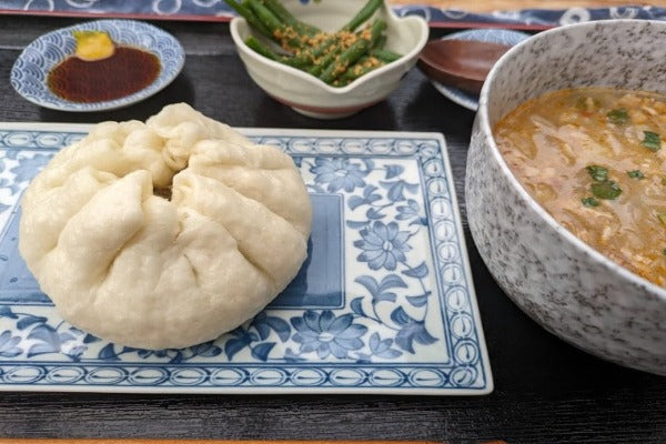Steamed pork bun with soup and French bean dish 